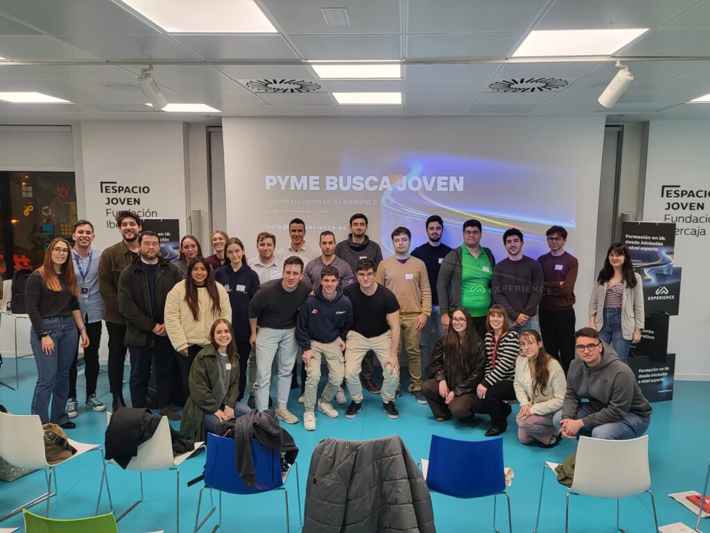 Grupo de jóvenes asistentes y equipo de IA Experience en el evento de talento en IA en Zaragoza en el Espacio Joven Fundación Ibercaja.
